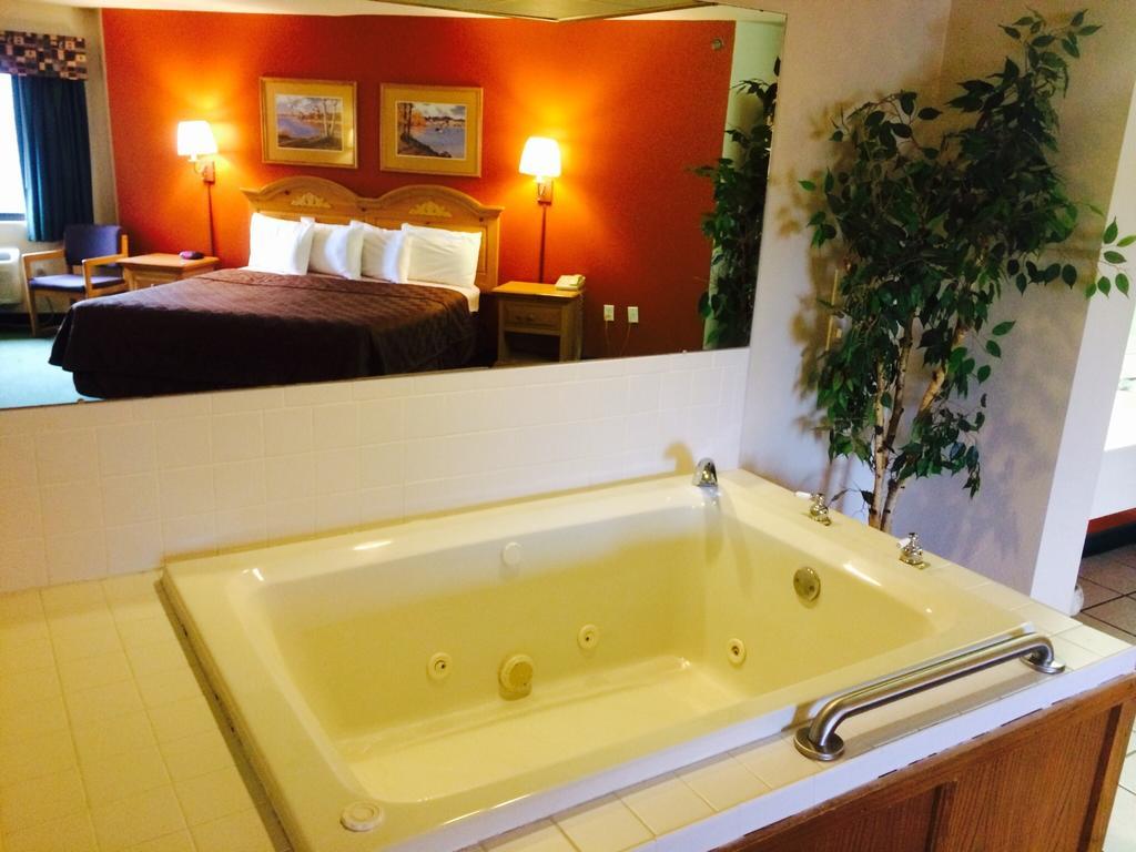 Regency Inn And Suites Stilwell Room photo